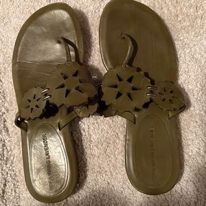 Flat Vera Wang sandal